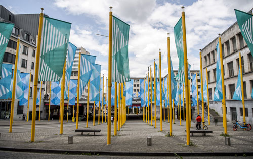 bleus-sur-jaune-daniel-buren